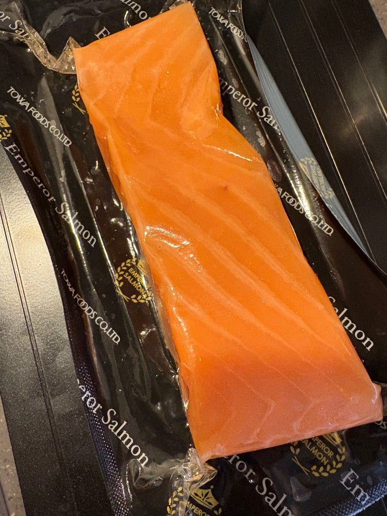 白糠町 エンペラーサーモン 900g アトランティックサーモン刺身用 キングサーモン を超えた 小分けパック