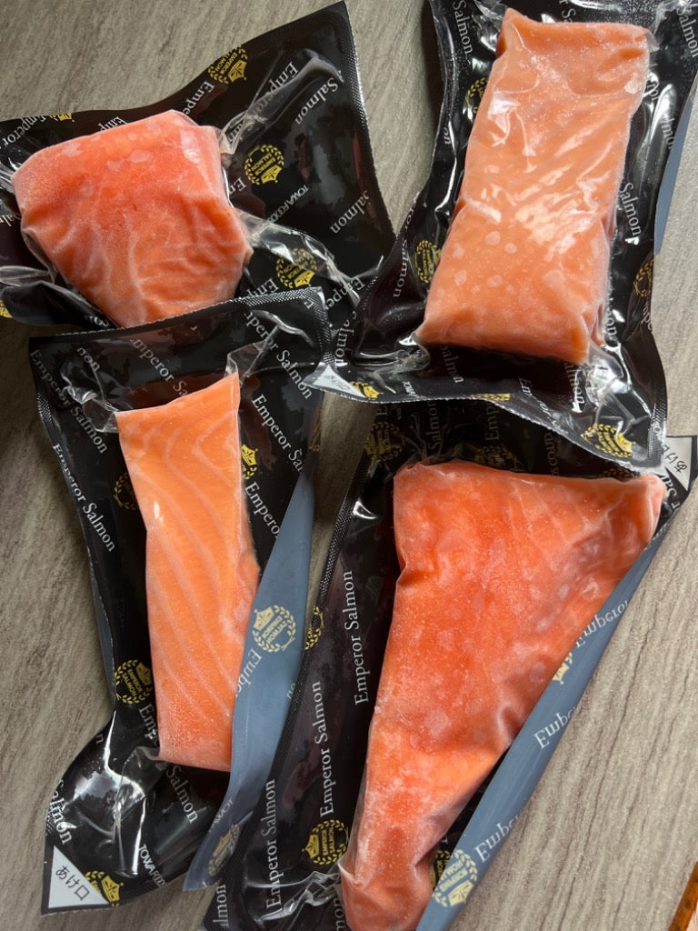 白糠町 エンペラーサーモン 900g アトランティックサーモン刺身用 キングサーモン を超えた 小分けパック