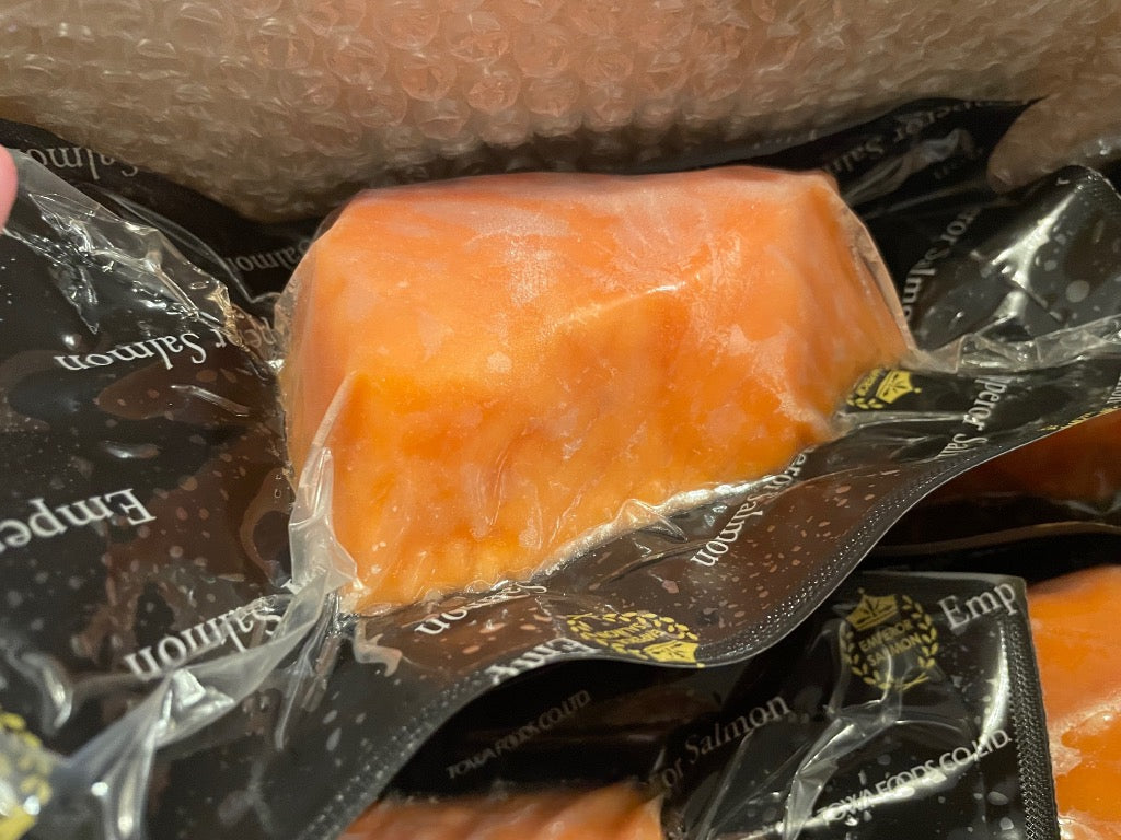 白糠町 エンペラーサーモン 900g アトランティックサーモン刺身用 キングサーモン を超えた 小分けパック